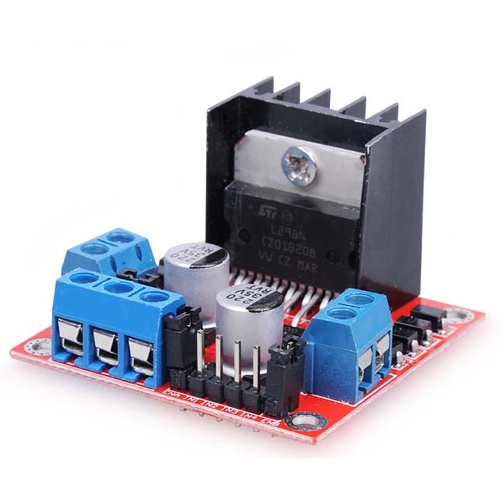 Vista lateral del controlador de motores L298 con disipador integrado
