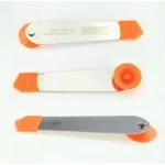 Fém nyitóeszköz forgó görgővel tabletekhez és okostelefonokhoz