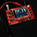 Osciloscopio digital DSO138 ensamblado mostrando una señal en pantalla