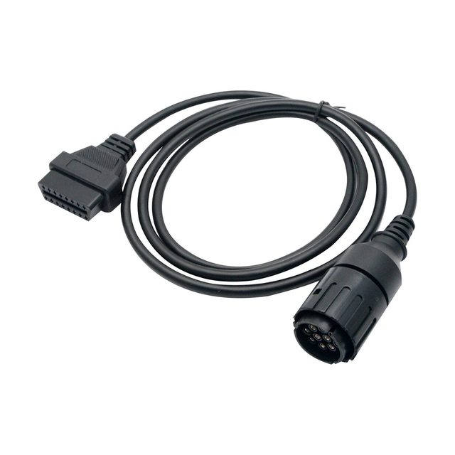 Feltekert fekete BMW-motorkerékpár-adapterkábel, egyik végén kerek, 10 pólusú csatlakozóval, a másikon 16 pólusú OBD2-csatlakozóval