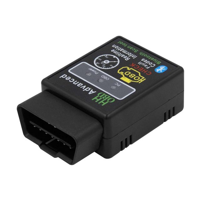 Fekete ELM327 Bluetooth adapter ferdén, előtérben a 16 pólusú OBD2-csatlakozóval